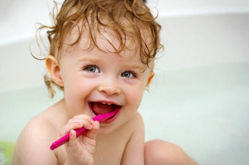 儿童刷牙用太多牙膏会增加牙齿生斑风险吗 儿童刷牙用多少牙膏合适