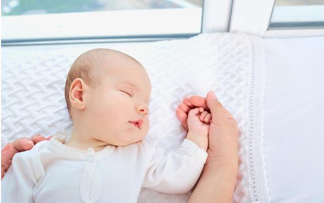 宝宝睡觉爱含乳头正常吗 宝宝奶睡的正确方式