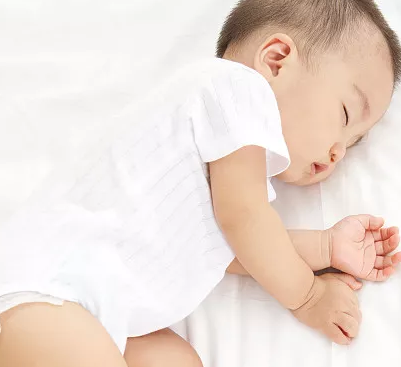 新生儿睡眠质量差怎么办 新生儿睡觉喜欢惊醒怎么回事