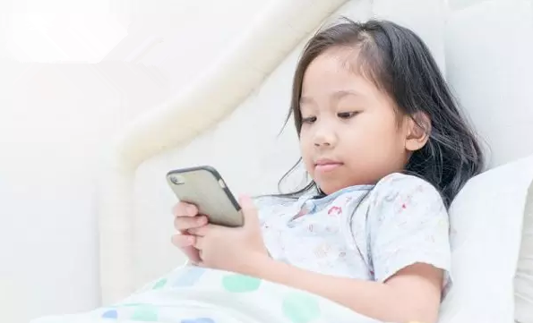 孩子睡前玩手机有哪些隐患 孩子睡前爱玩手机怎么办