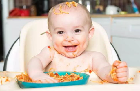 宝宝吃饭总得喂怎么办 让孩子自主进食的方法