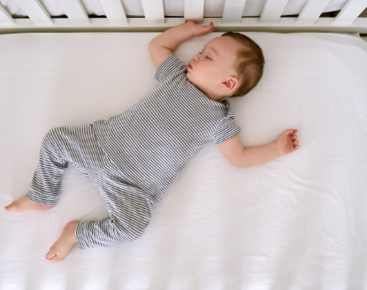 宝宝睡觉要开灯睡吗 宝宝睡觉时开着灯有什么影响