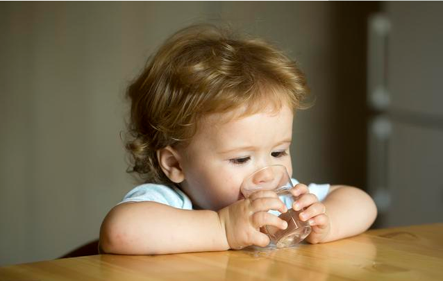 孩子喝水少有什么影响 孩子喝水少的危害