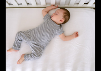 宝宝睡觉要开灯睡吗 宝宝睡觉时开着灯有什么影响