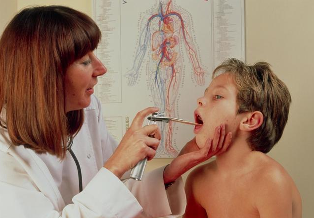 小孩急性喉炎是怎么引起的 小孩急性喉炎怎么办