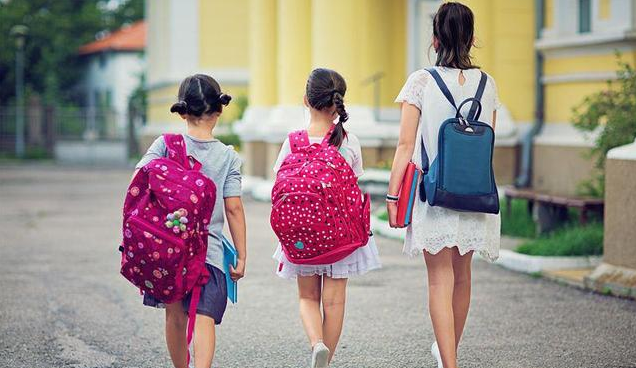 父母应该给孩子背书包吗 孩子书包重量健康标准是是多少