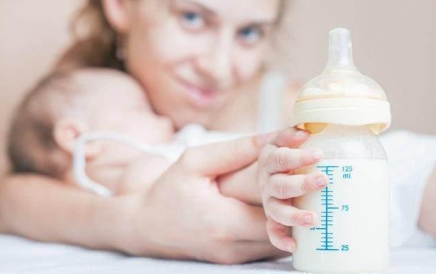 母乳喂养和奶瓶喂奶有什么区别  母乳喂养和奶瓶喂奶的区别介绍