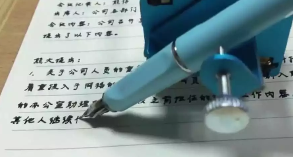 抄作业机器人能模仿笔迹吗 写字机器人模仿笔迹像不像