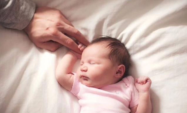 宝宝吃奶频繁长时间不睡是猛长期吗 宝宝猛长期的具体表现