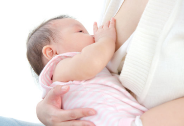 满月宝宝吃完奶就睡觉怎么回事 宝宝吃完奶就睡觉好吗