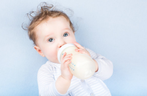 你的孩子为什么不愿意喝奶粉了 这几招解决孩子不爱喝奶粉的问题