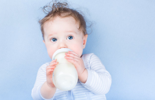 你的孩子为什么不愿意喝奶粉了 这几招解决孩子不爱喝奶粉的问题