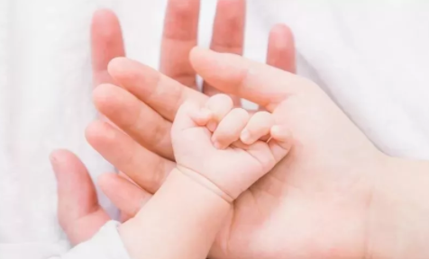 宝宝大拇指弯曲不伸开怎么办 宝宝几个月大拇指伸开