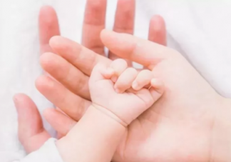 宝宝大拇指弯曲不伸开怎么办 宝宝几个月大拇指伸开