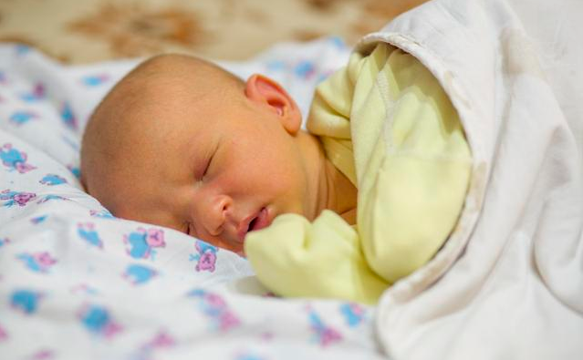 新生儿黄疸值多少才正常 新生儿黄疸的治疗措施