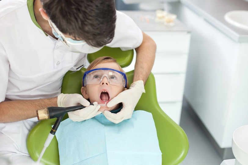 孩子牙齿发黄是虫牙吗 孩子牙齿哪些情况要去看牙医