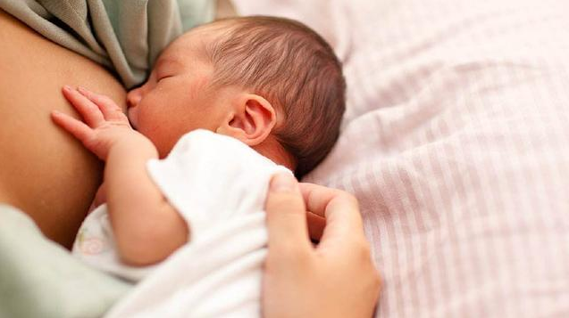 母乳喂养宝宝大便次数多正常吗 母乳喂养的宝宝一天大便几次正常