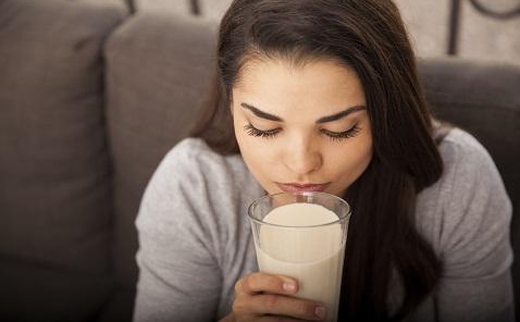 睡前喝牛奶有助于睡眠吗 睡前喝牛奶好不好
