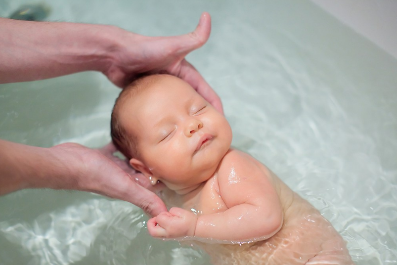 宝宝耳朵进水了怎么把水排出来 孩子耳朵不舒服要不要掏