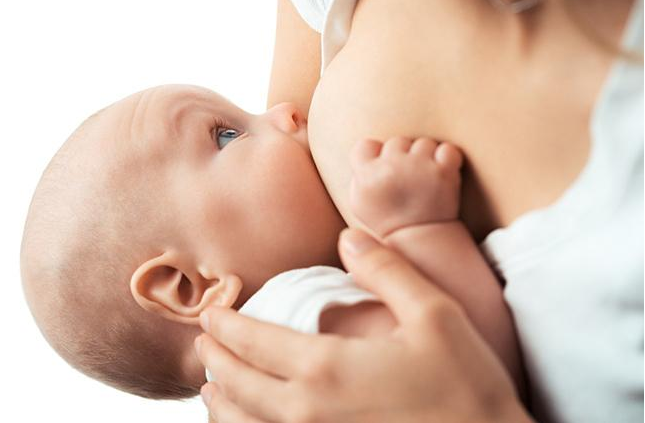 宝宝不分场合摸妈妈胸部怎么办 宝宝摸妈妈乳房上瘾解决方法