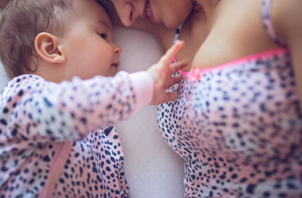 宝宝喜欢摸着奶睡觉怎么办_宝宝喜欢摸妈妈乳房是怎么回事 宝宝为什么喜欢摸妈妈乳房