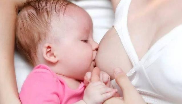 宝宝频繁吃夜奶是没吃饱吗 哪些情况下吃夜奶需要干预
