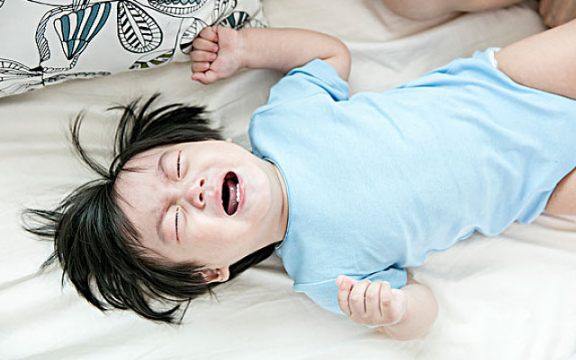 宝宝睡着了家长需要蹑手蹑脚吗 宝宝睡着了父母容易犯哪些错误
