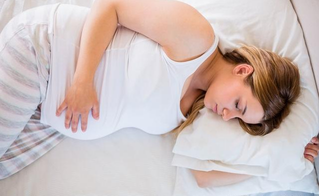 孕期长期对电脑会导致宝宝散光吗|孕期长期坚持左侧睡好吗 孕期正确的睡姿