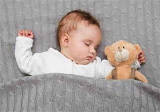 一般3-4个月宝宝会做什么 3-4个月宝宝成长发育变化