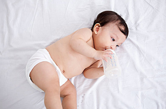 孩子睡前喝牛奶好吗 睡前多久喝牛奶最好