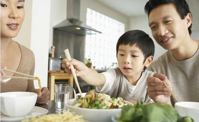 孩子什么时候用筷子好 宝宝不喜欢用勺子一直用手吃怎么办