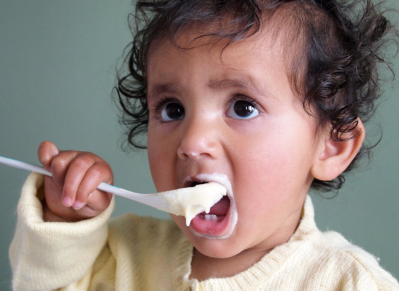 给宝宝用勺子喂辅食合适吗 宝宝辅食该如何正确吃
