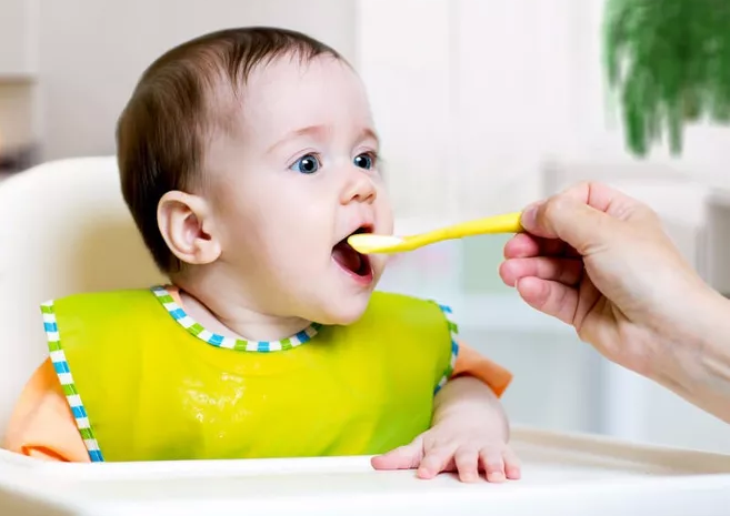 [怎么培养宝宝吃辅食]怎么培养宝宝吃辅食的好习惯 培养宝宝好好吃辅食的方法