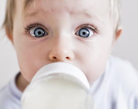 宝宝越早接触牛奶蛋白越容易过敏吗 宝宝牛奶蛋白过敏怎么喂养