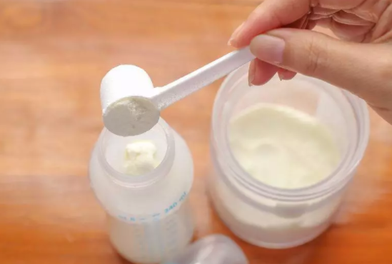 奶粉里可以加糖吗 奶粉加糖对宝宝的危害