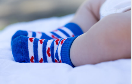 宝宝可以光脚玩不穿袜子吗  为什么宝宝爱扯袜子