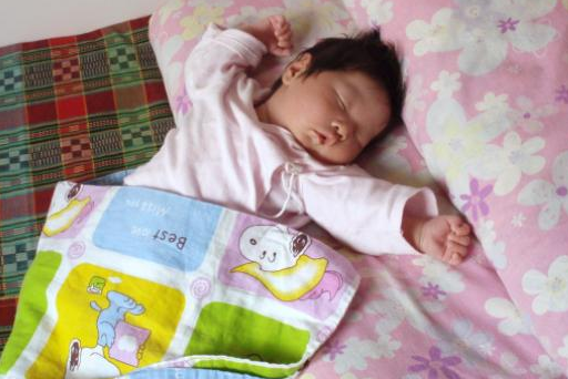 宝宝夜里蹬被子怎么回事 宝宝睡觉蹬被子的原因