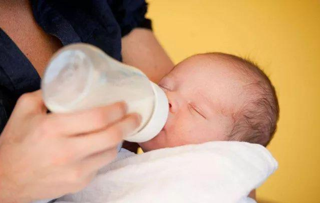 母乳喂养的宝宝需要额外喂水吗 怎么判断宝宝需要喂水