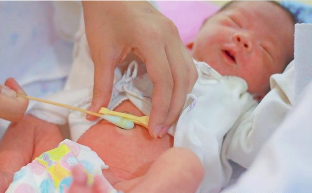 新生儿脐带脱落多久可以碰水 新生儿脐带护理注意事项