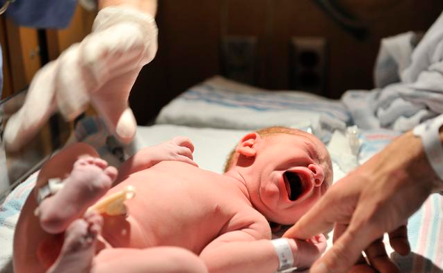 新生儿脐带脱落多久可以碰水 新生儿脐带护理注意事项