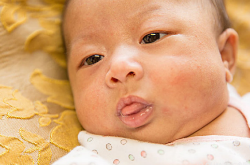 婴儿吐舌头是怎么回事 婴儿吐舌头是表达什么