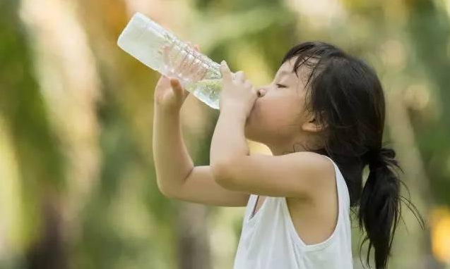 孩子感冒多喝热水有用吗 孩子感冒多喝水的好处