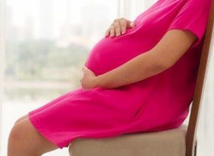 临近孕产期腰酸是不是快要生了 宝宝快要出生了有什么征兆