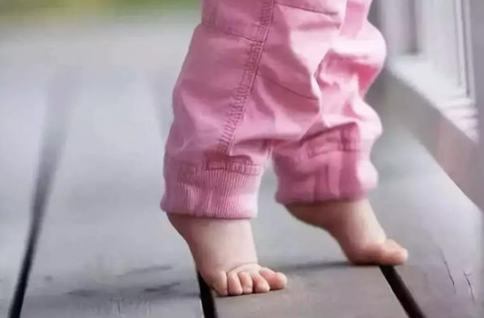 宝宝光脚走路会生病吗 宝宝光脚走路有什么好处
