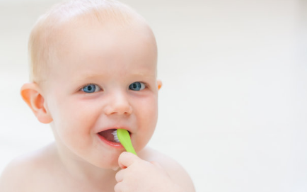 关于宝宝刷牙有哪些误区 宝宝刷牙可以用含氟的牙膏吗