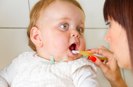 关于宝宝刷牙有哪些误区 宝宝刷牙可以用含氟的牙膏吗
