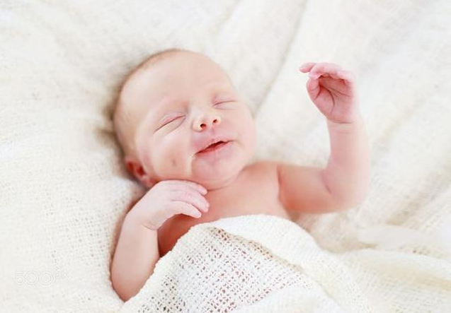 宝宝吃母乳犯困是怎么回事 宝宝吃奶睡着要叫醒吃奶吗