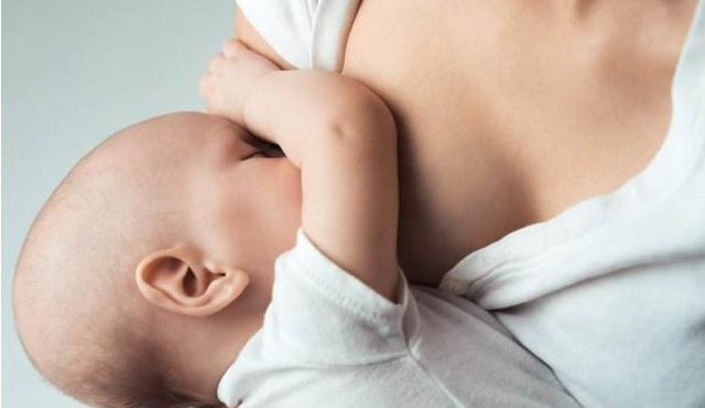 宝宝吃母乳犯困是怎么回事 宝宝吃奶睡着要叫醒吃奶吗