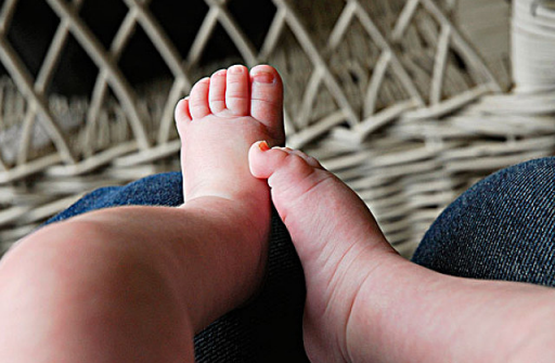 宝宝不穿袜子有什么好处 宝宝光脚走路的好处