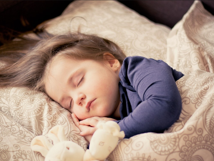 小宝宝睡觉前总喜欢闹觉怎么办 孩子喜欢闹觉解决方法